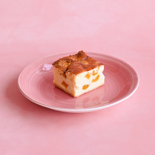 Sernik z brzoskwinią